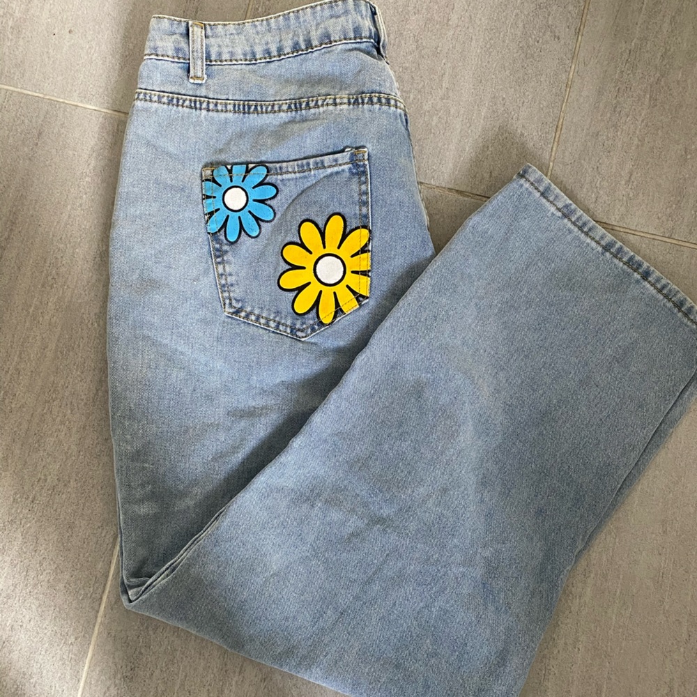 Light Wash Boyfriend Jeans With Flower Detail